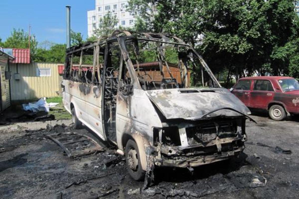 В Харькове сгорел микроавтобус: полиция выясняет обстоятельства В Харькове сгорел микроавтобус: полиция выясняет обстоятельства