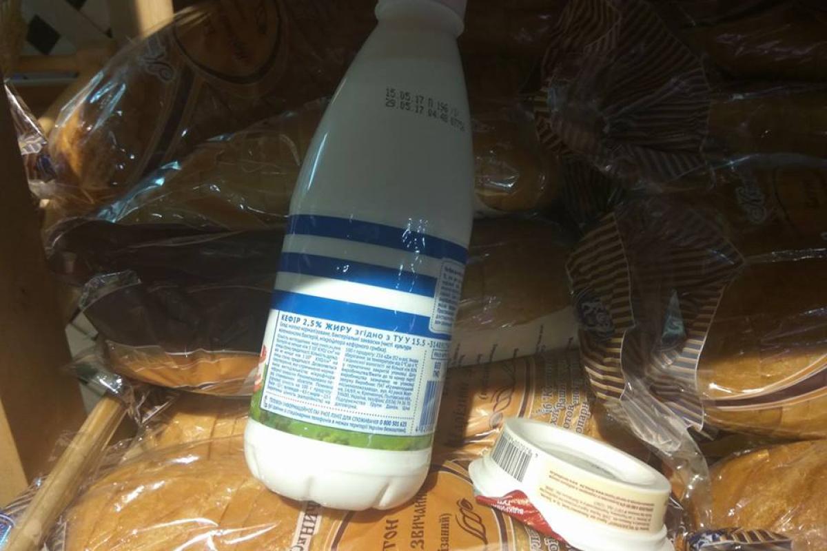 Вилкул "основал" новый флешмоб: украинцы массово фотографируются с сырками, хлебом и кефиром Вилкул "основал" новый флешмоб: украинцы массово фотографируются с сырками, хлебом и кефиром