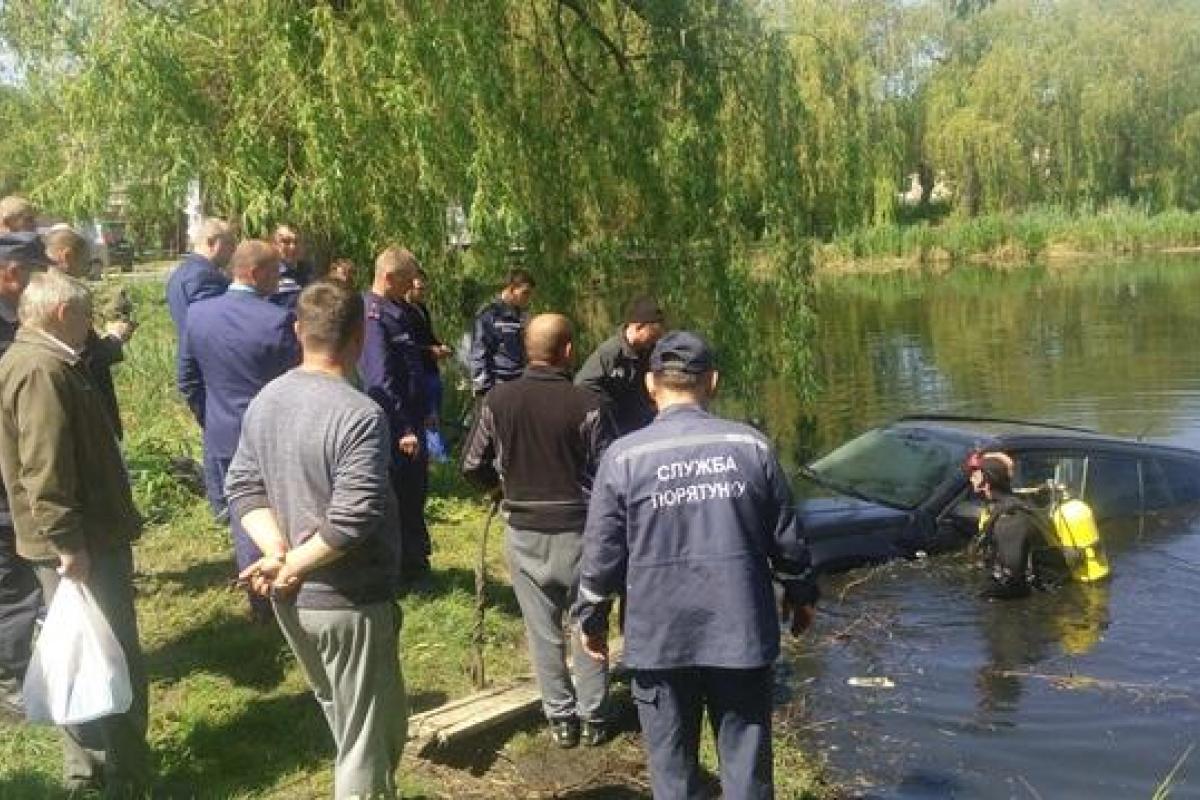 На Киевщине спасатели достали машину со дна реки, хозяин авто бесследно исчез На Киевщине спасатели достали машину со дна реки, хозяин авто бесследно исчез