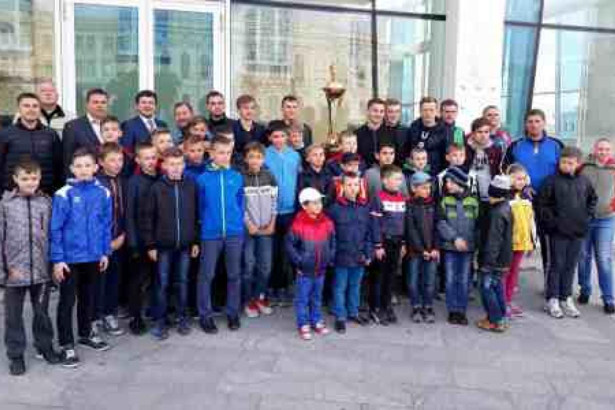 Футбольный трофей выставлен в Харьковском историческом музее на обозрение болельщиков Футбольный трофей выставлен в Харьковском историческом музее на обозрение болельщиков