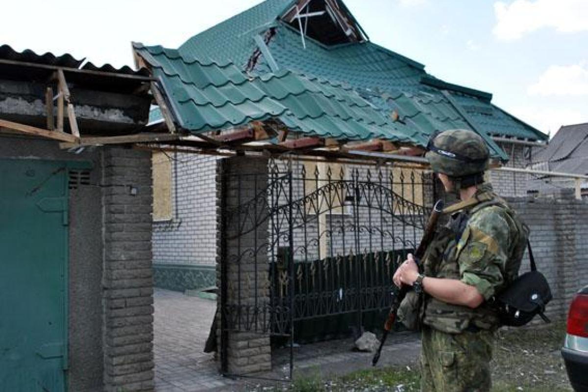 В Красногоровке ремонтируют пострадавшие от обстрелов здания, полиция охраняет порядок