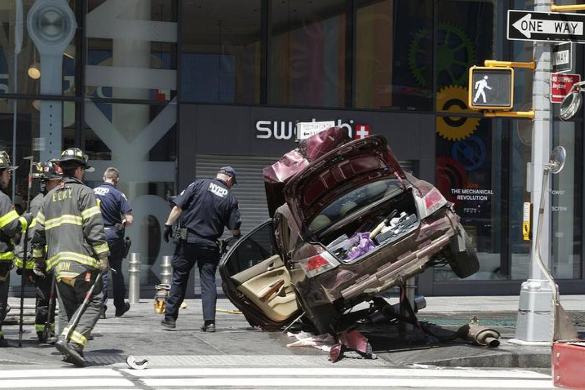В США автомобилист врезался в толпу: погибла молодая девушка, много пострадавших