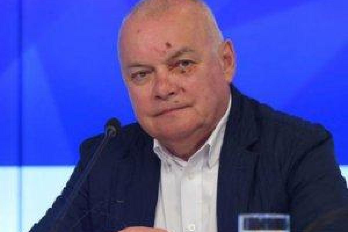 Пропагандист Киселев вернулся из Крыма с разбитым лицом Пропагандист Киселев вернулся из Крыма с разбитым лицом