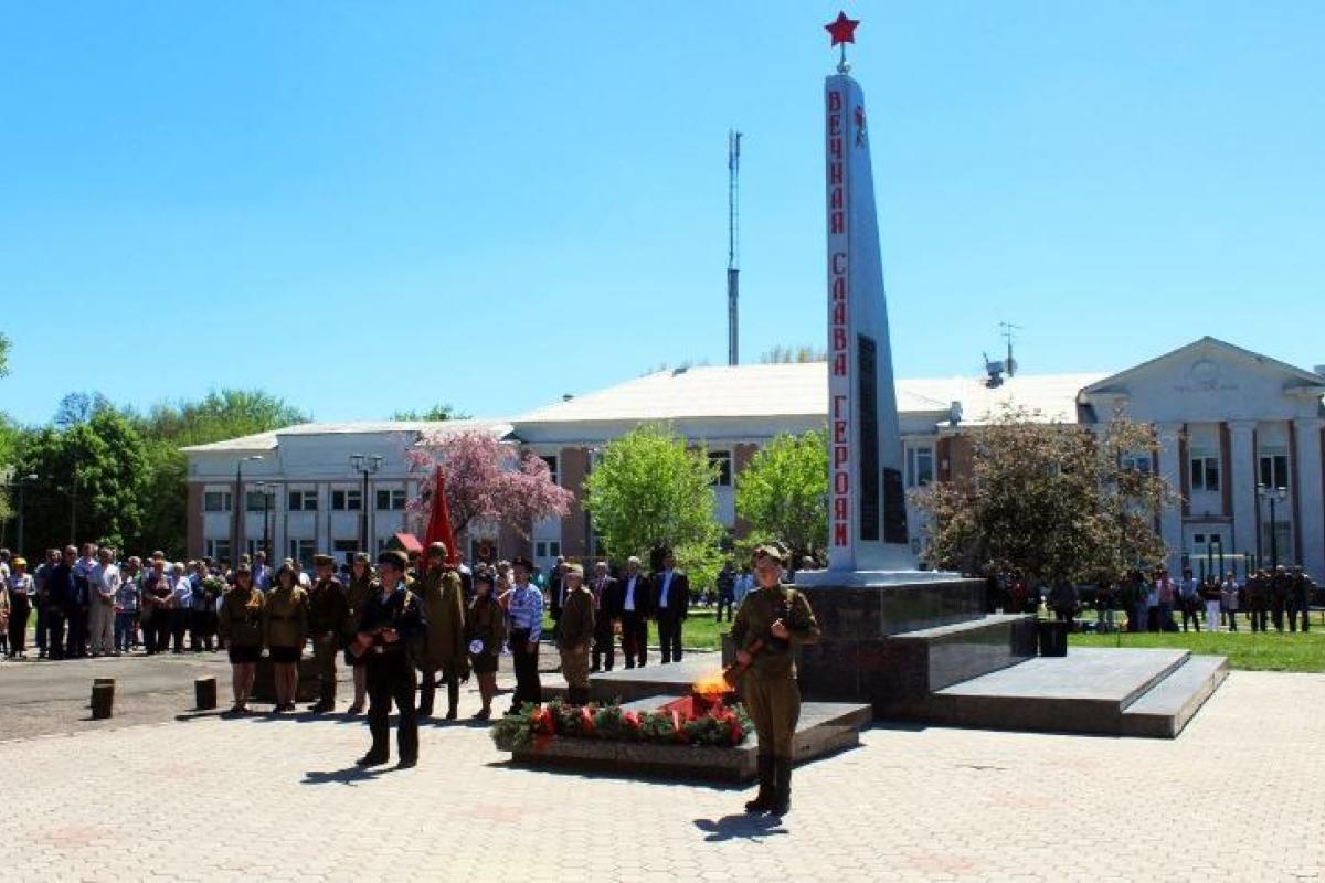 Работники "Стирола" не пустили "патриотов республики" на митинг памяти героев ВОВ с символикой "ДНР" Работники "Стирола" не пустили "патриотов республики" на митинг памяти героев ВОВ с символикой "ДНР"