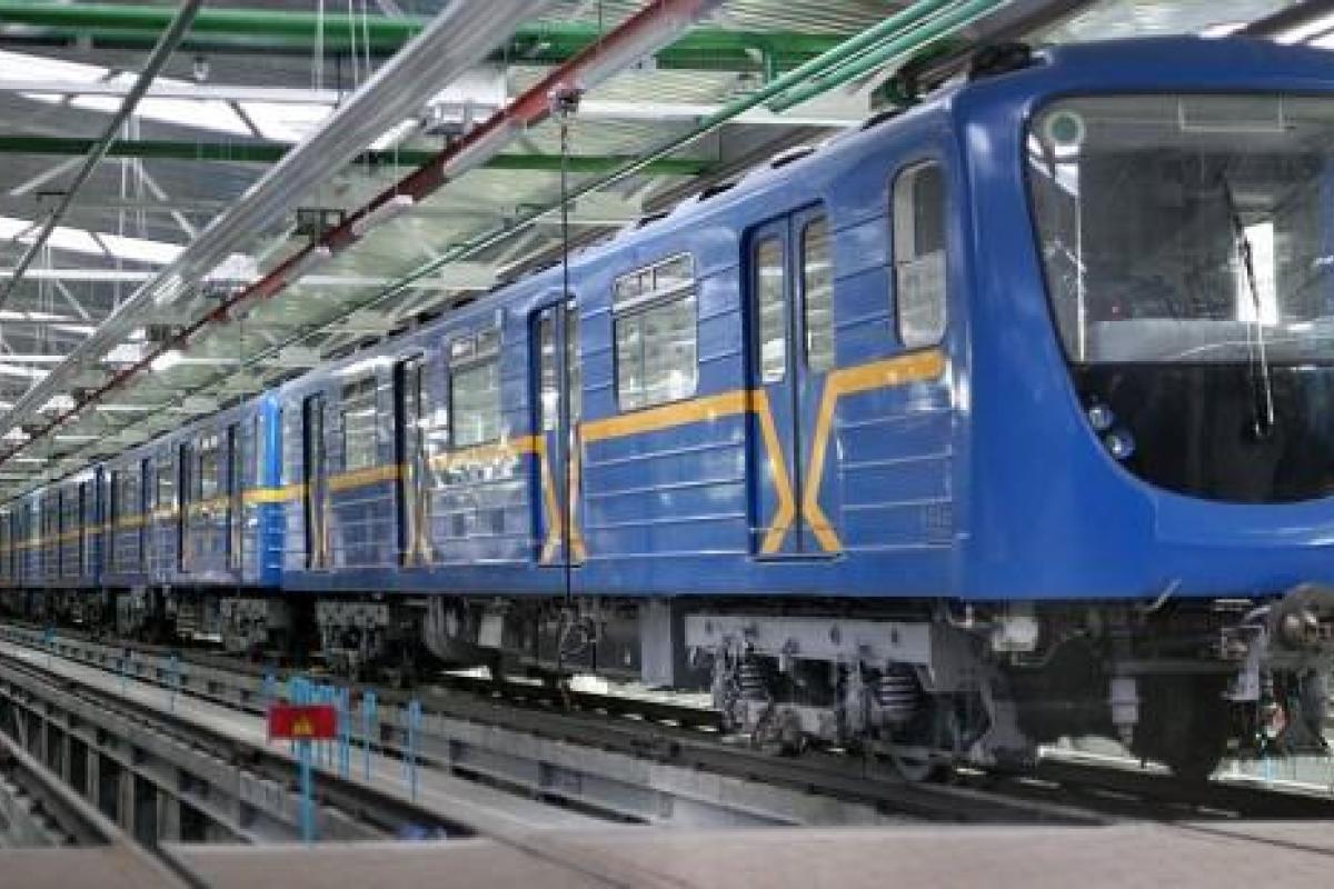 Девушки в длинных юбках ломают эскалатор столичной подземки