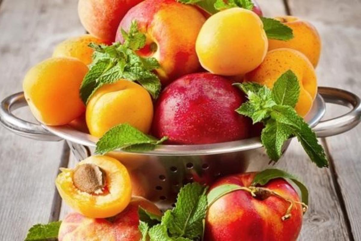 Цены на ягоды и фрукты на украинских рынках "взлетят" в два раза