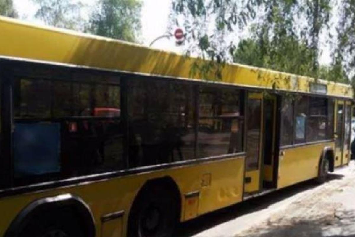 В Киеве обстреляли пассажирский маршрутный автобус В Киеве обстреляли пассажирский маршрутный автобус