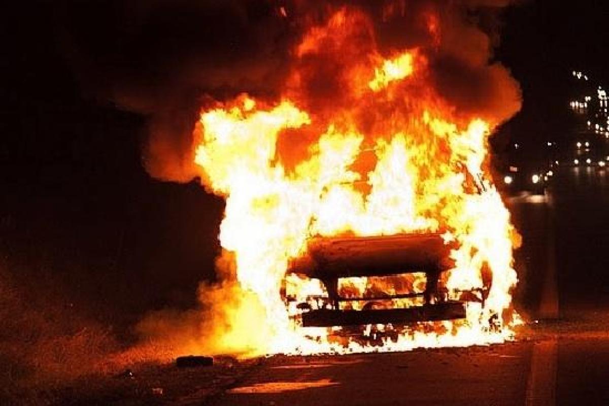 В Киеве за ночь сгорели два автомобиля В Киеве за ночь сгорели два автомобиля