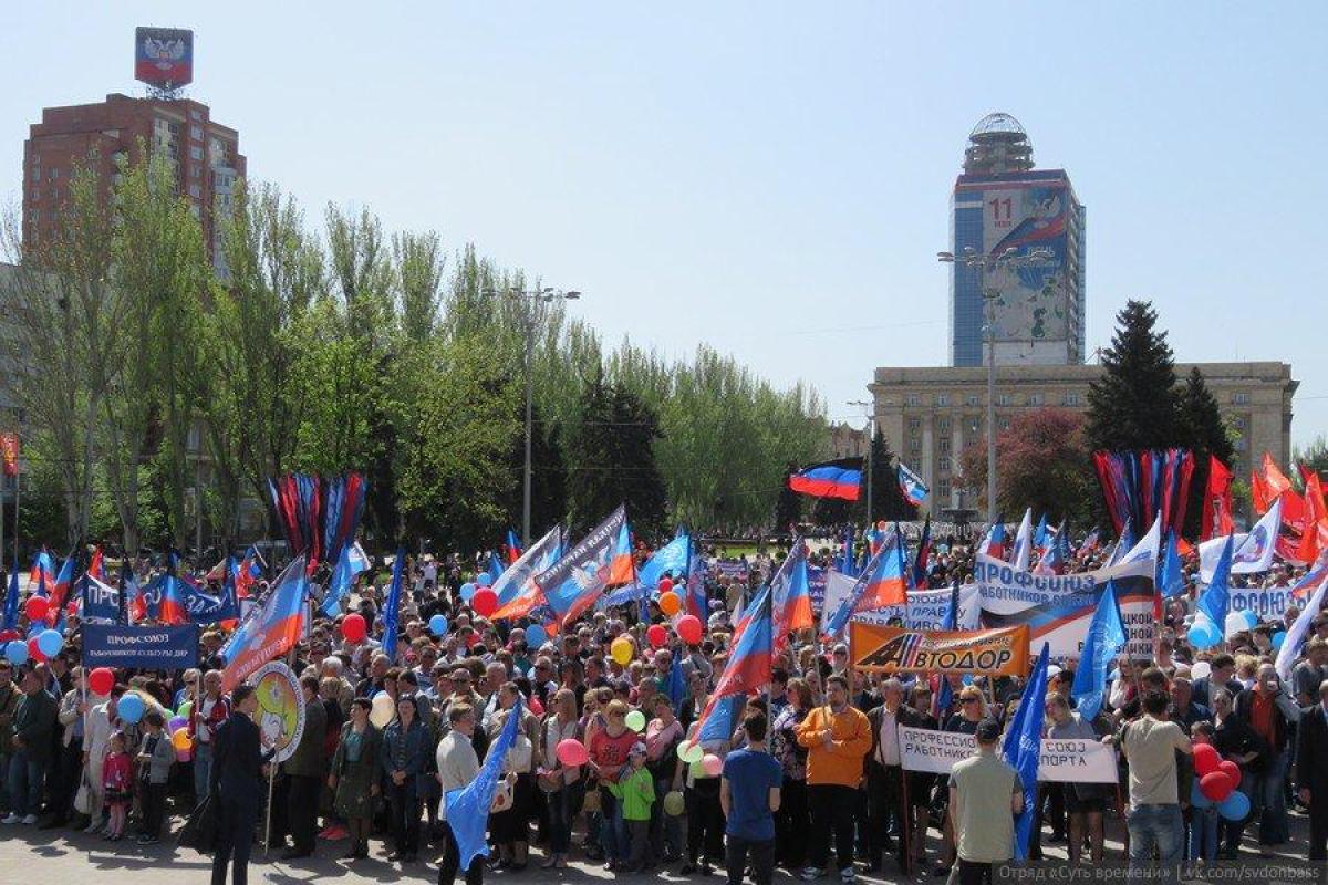 Боевики "ЛДНР" насильно сгоняют мирных жителей на праздничные мероприятия Боевики "ЛДНР" насильно сгоняют мирных жителей на праздничные мероприятия