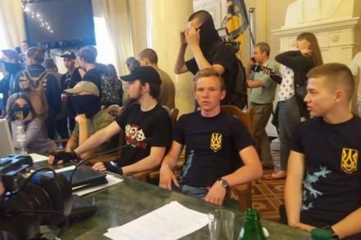 Ловушка для депутатов: Во Львове обсластной совет забросали дымовыми шашками Ловушка для депутатов: Во Львове обсластной совет забросали дымовыми шашками