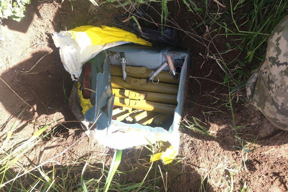 Около гостиницы в Мариуполе СБУ обнаружила тайник с пластидом Около гостиницы в Мариуполе СБУ обнаружила тайник с пластидом