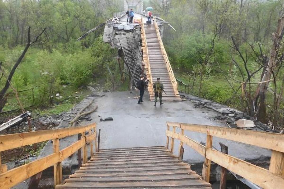 На КПВВ "Станица Луганская" наблюдателям ОБСЕ приходится перевозить инвалидов через разрушенный мост