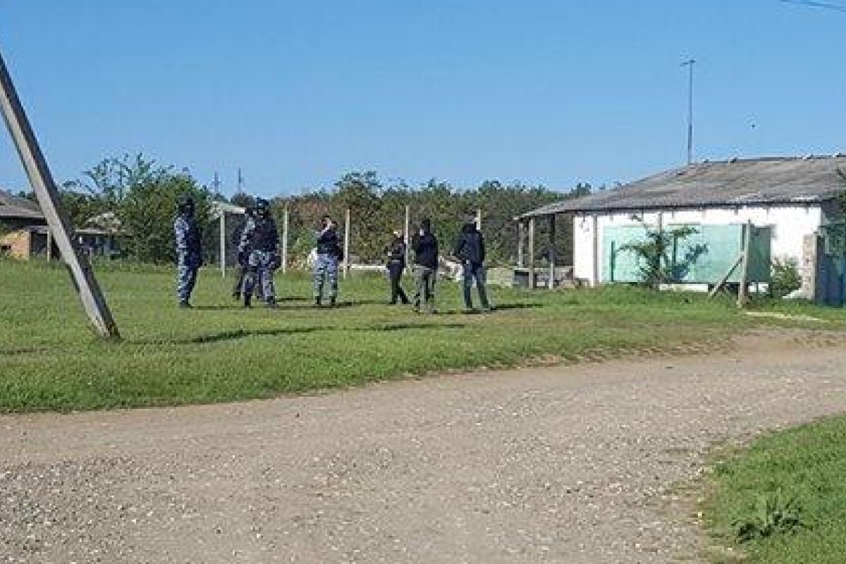 Оккупанты проводят обыск у крымского татарина Ризы Изетова Оккупанты проводят обыск у крымского татарина Ризы Изетова