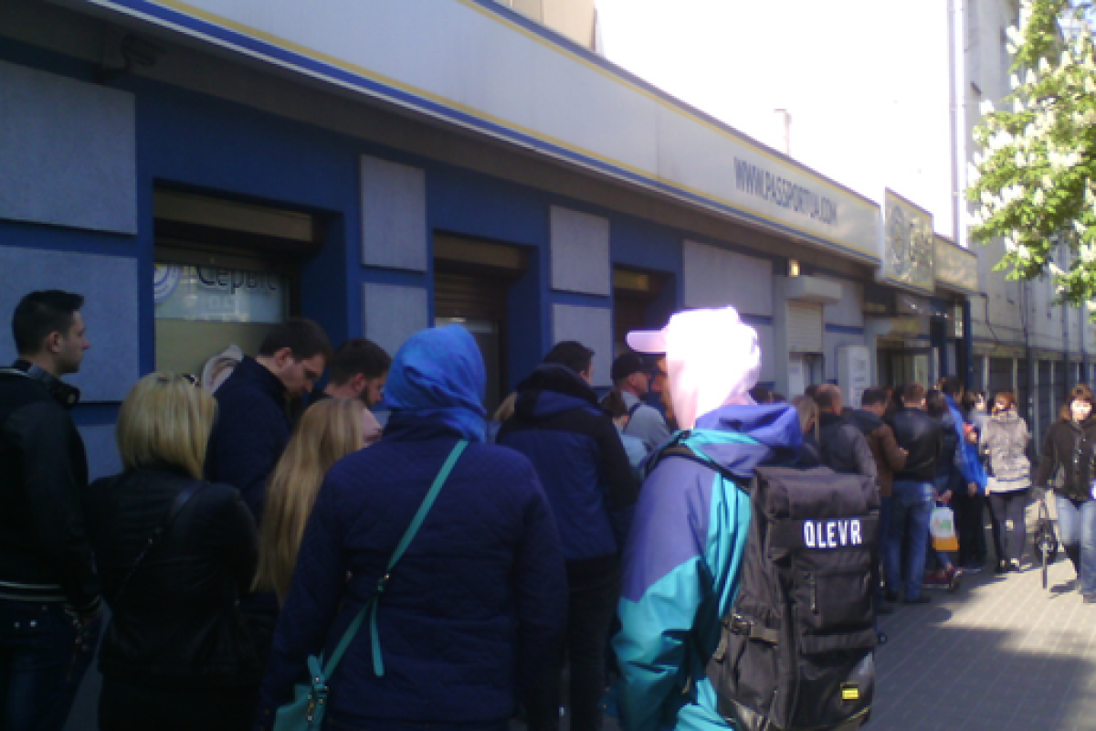 Как в 90-е: В Украину вернулись километровые очереди, на этот раз - за биометрическим паспортом