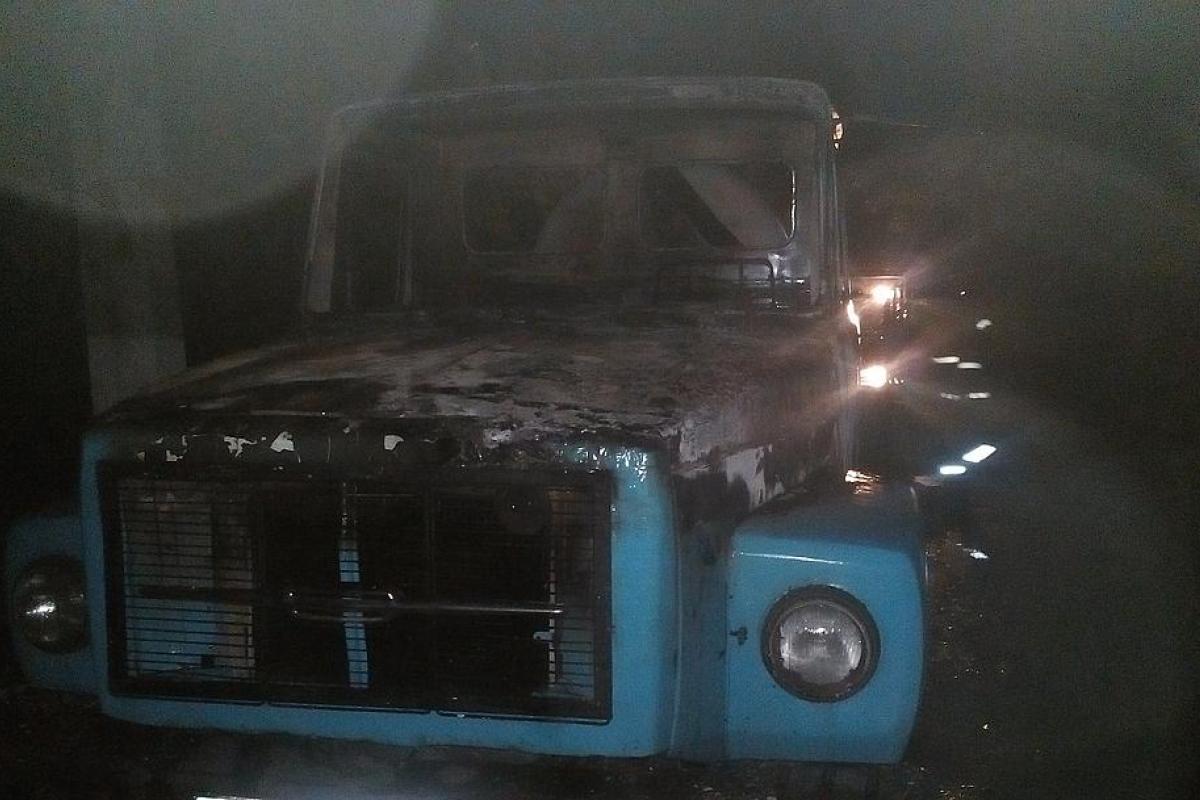 В Донецкой области сгорел автомобиль: есть погибшие