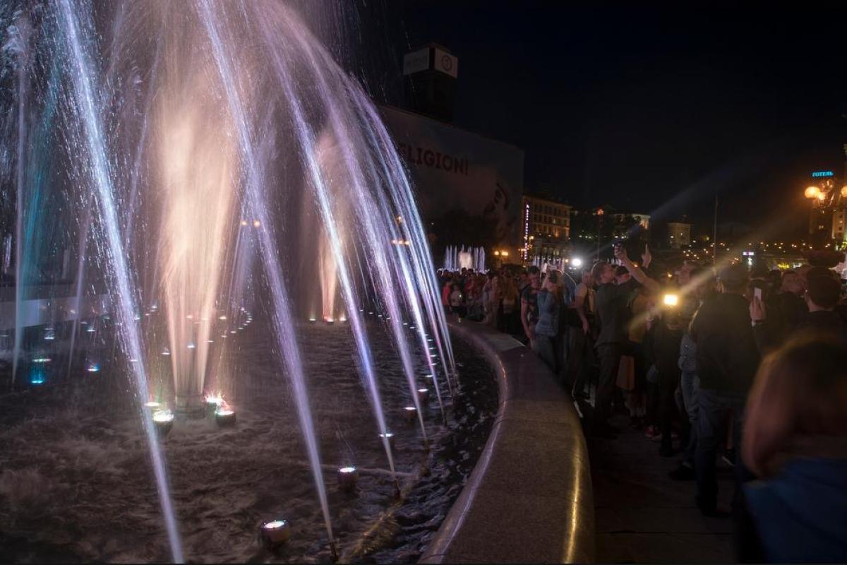 В Киеве открыли светомузыкальный фонтан, который не работал 3 года