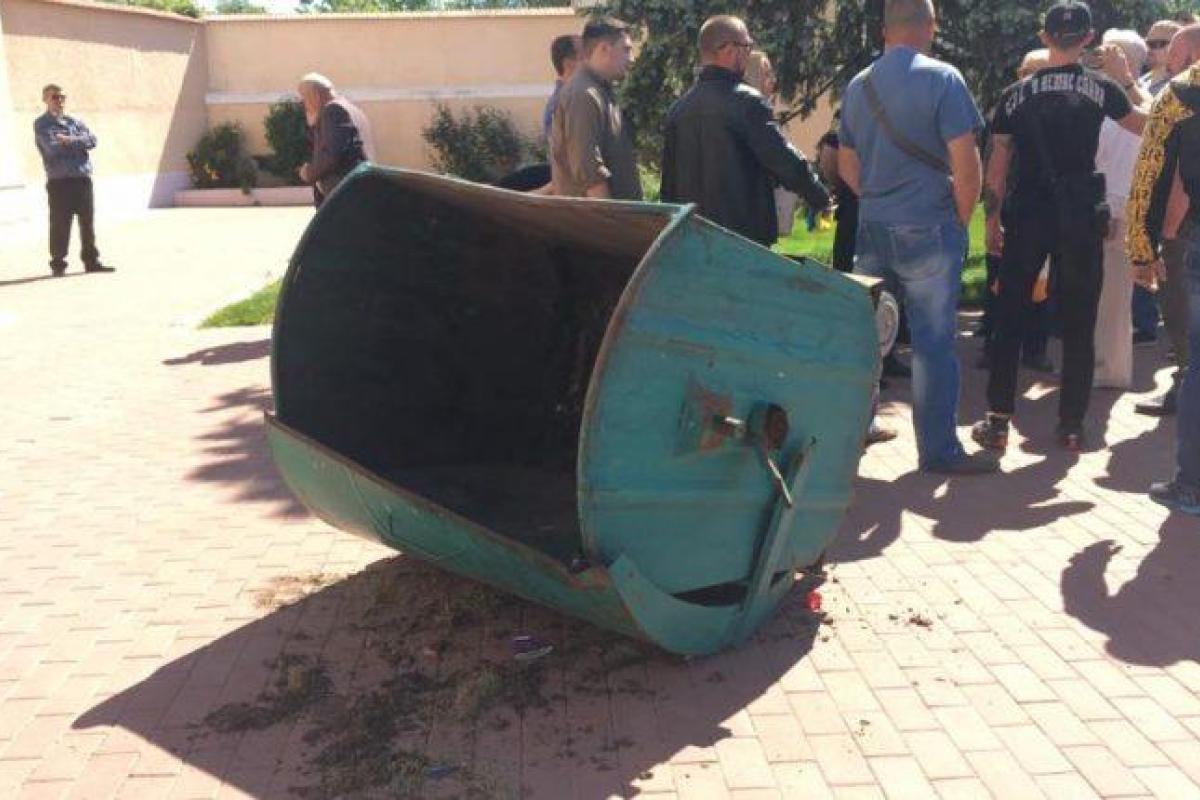 Активисты пытались провести "мусорную люстрацию" депутата Белгород-Днестровского горсовета Активисты пытались провести "мусорную люстрацию" депутата Белгород-Днестровского горсовета