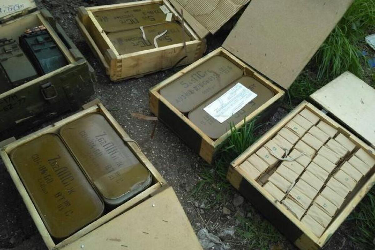 В Запорожье сотрудники СБУ обнаружили тайник с 10 тысячами патронов и 40 гранатами Ф-1