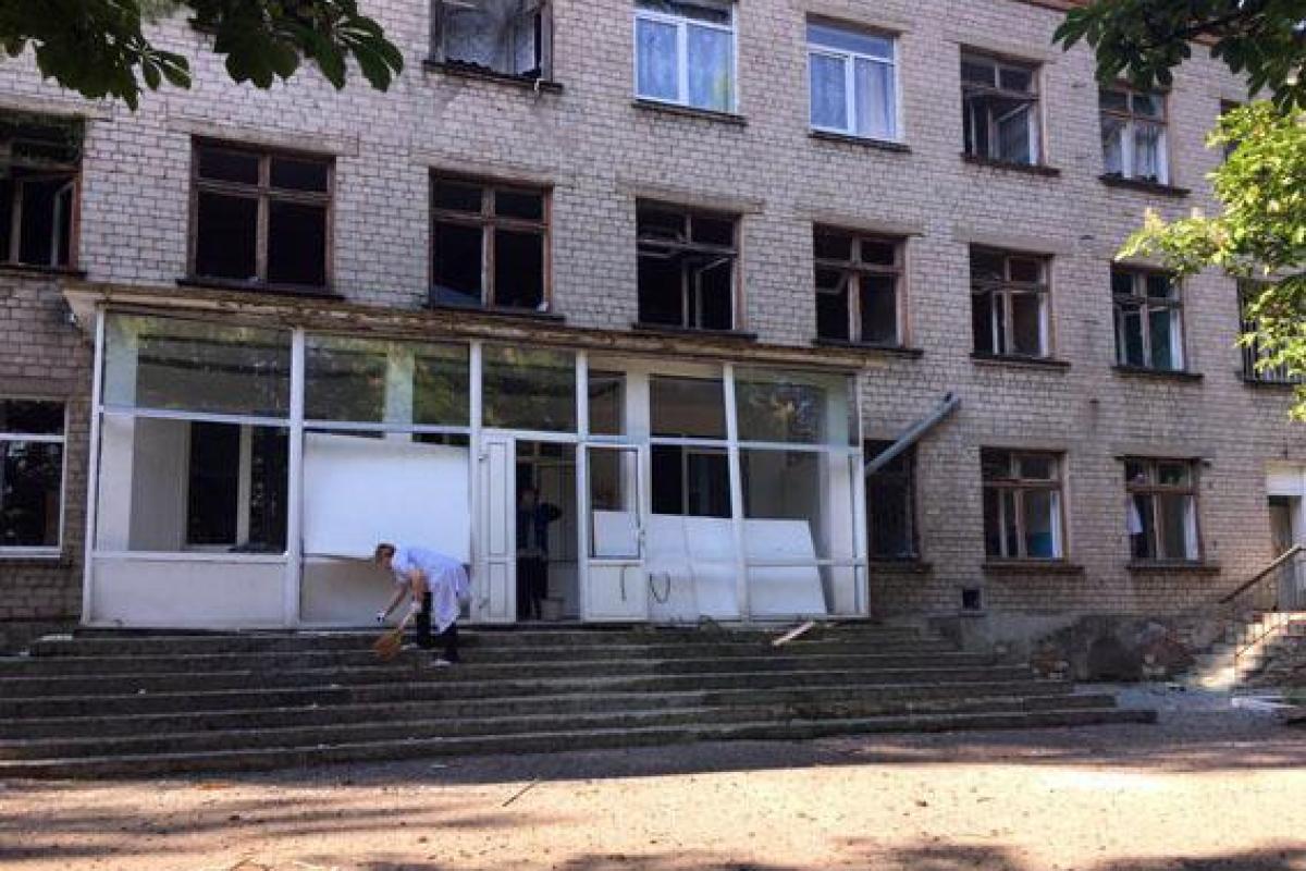 Появились кадры разрушений в Красногоровке, которая попала под жестокий обстрел боевиков