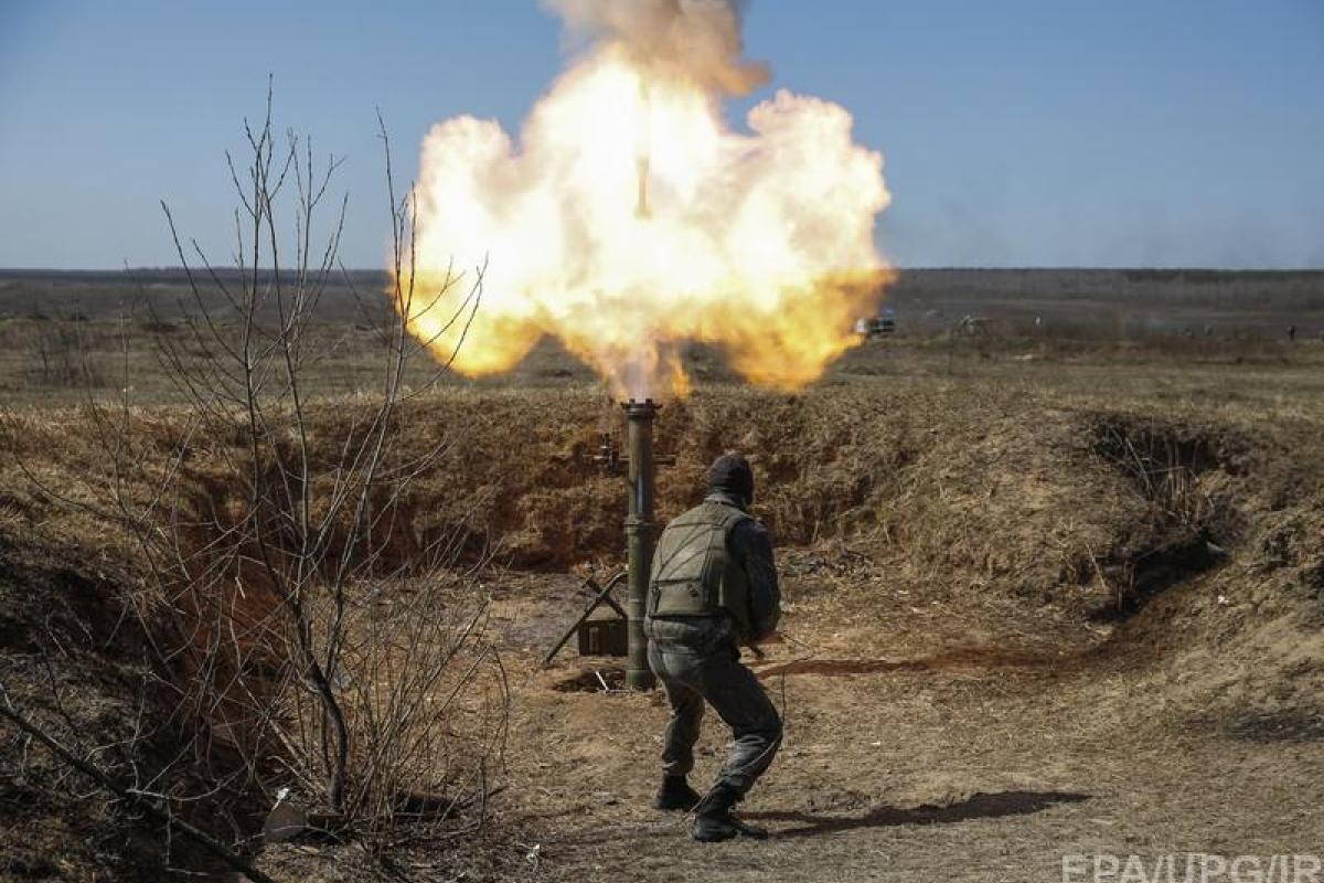 В Марьинке осколочные ранения получили отец и сын, обстрел продолжается