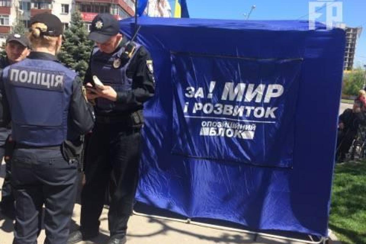 На родине опоблока активисты убирают с улиц сине-белые палатки