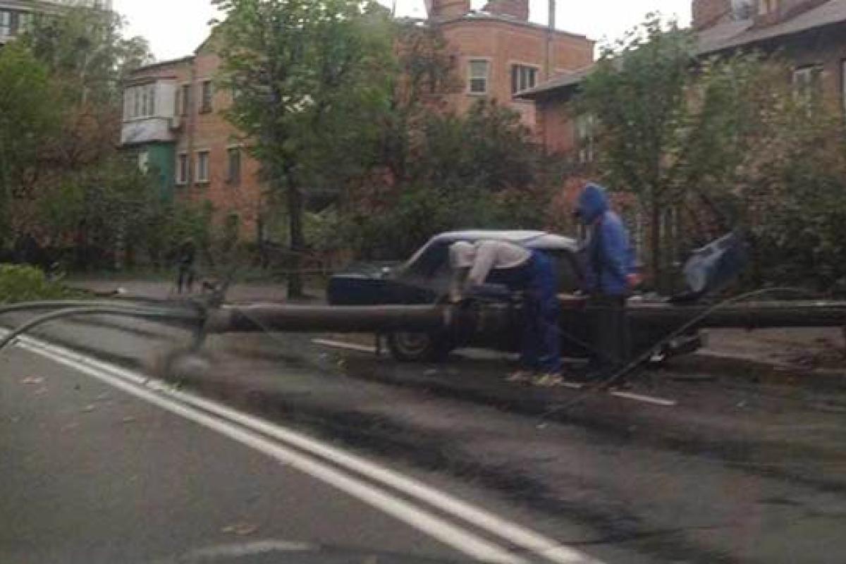 В Виннице легковушка снесла столб, пострадала женщина В Виннице легковушка снесла столб, пострадала женщина