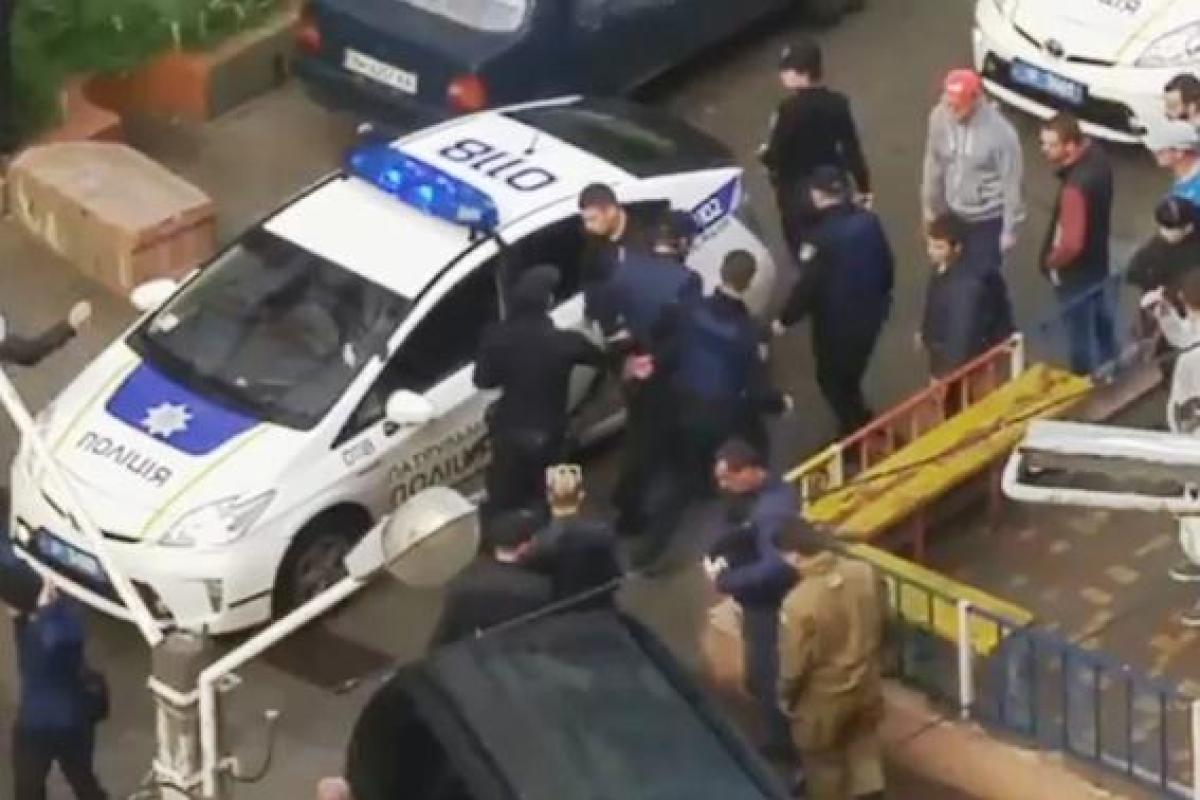 В Одессе поймали участников массовой драки, травмирован полицейский - видео В Одессе поймали участников массовой драки, травмирован полицейский - видео