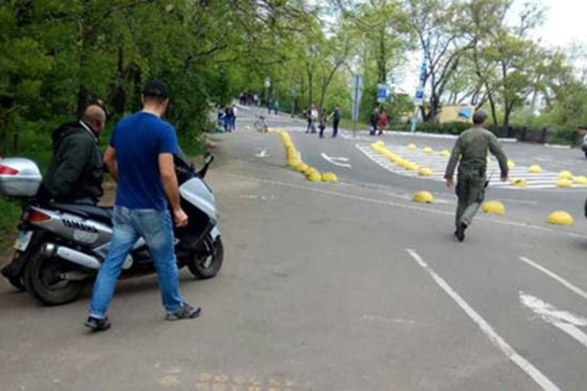 В Одессе вооруженный мужчина катался на мопеде по Аллее славы - видео В Одессе вооруженный мужчина катался на мопеде по Аллее славы - видео