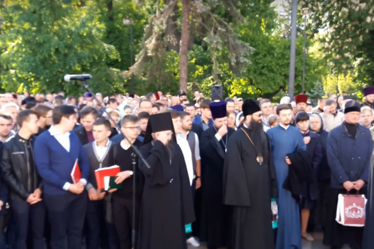 Православные верующие собираются под стенами ВР на молебен "о вразумлении депутатов" Православные верующие собираются под стенами ВР на молебен "о вразумлении депутатов"