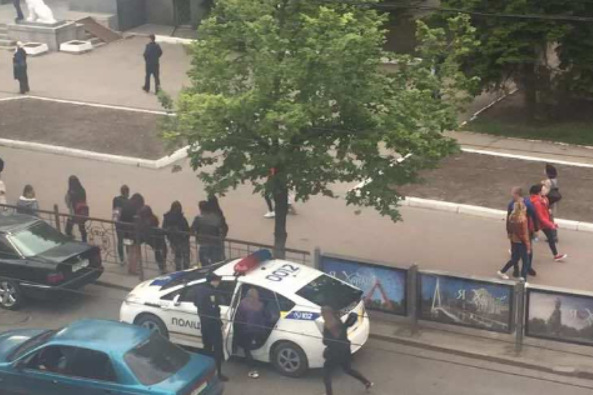 "Толерантная" Украина: ЛГБТ-марши в Херсоне и Харькове сорвали молодые люди в масках