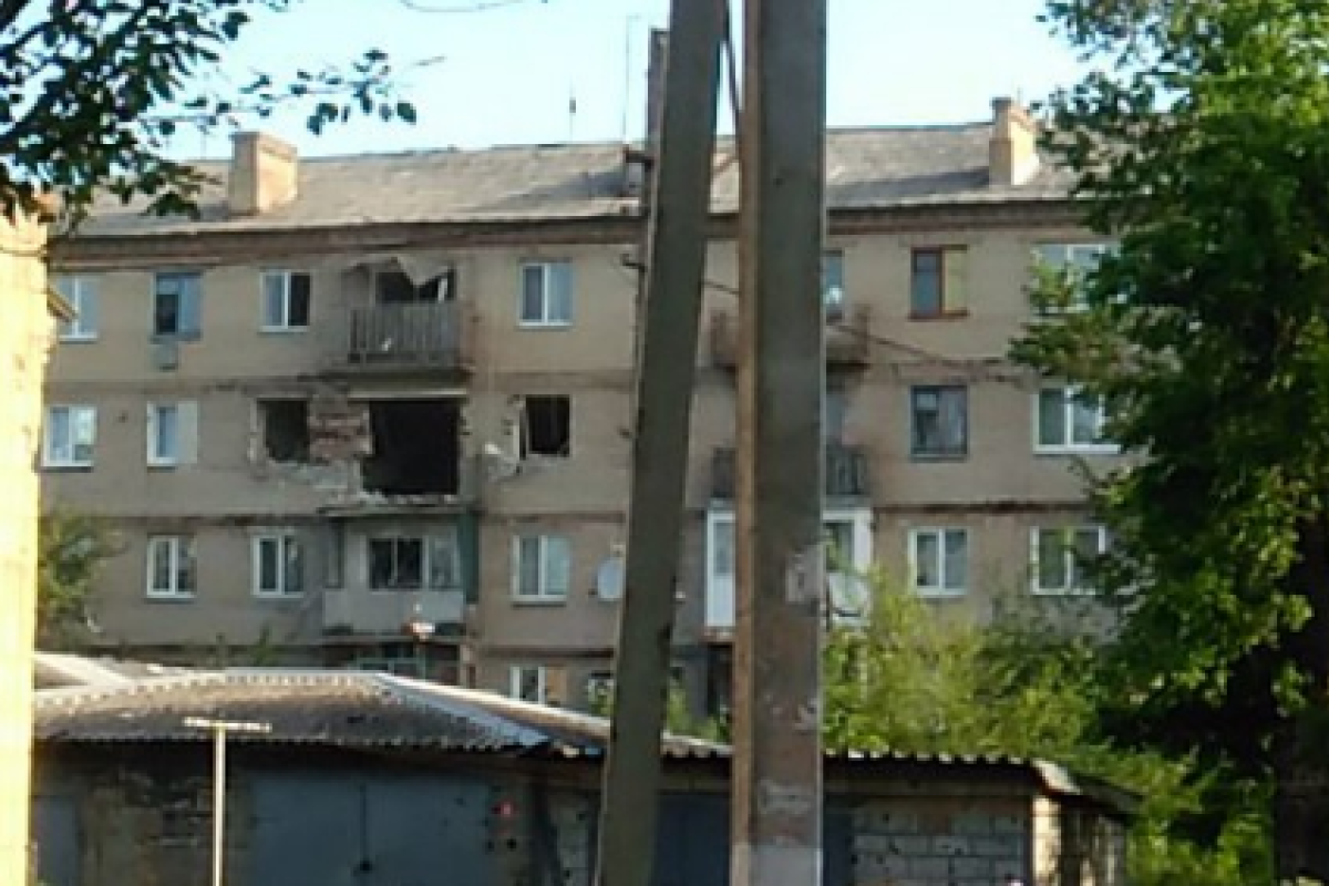 Боевики обстреляли жилой дом на Донетчине Боевики обстреляли жилой дом на Донетчине