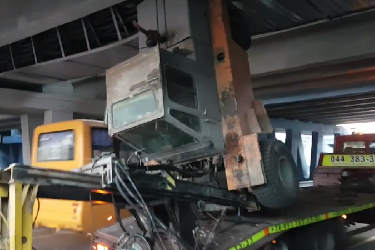 ДТП в Киеве: водитель эвакуатора, перевозившего погрузчик, не рассчитал высоту моста
