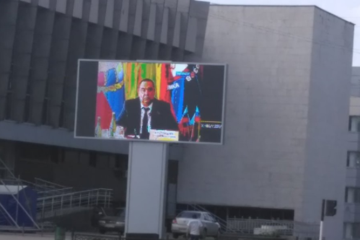 В центре Луганска установили экран, на котором транслируют Плотницкого В центре Луганска установили экран, на котором транслируют Плотницкого