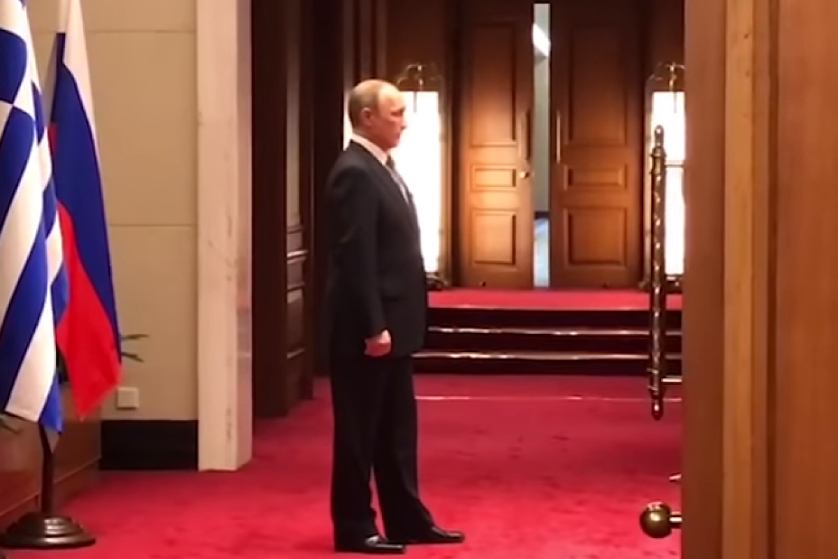 В сети высмеяли Путина, ждущего премьера Греции в Пекине В сети высмеяли Путина, ждущего премьера Греции в Пекине