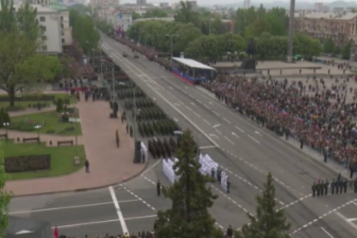 На параде в Донецке зрителей было меньше, чем марширующих боевиков "ДНР" На параде в Донецке зрителей было меньше, чем марширующих боевиков "ДНР"