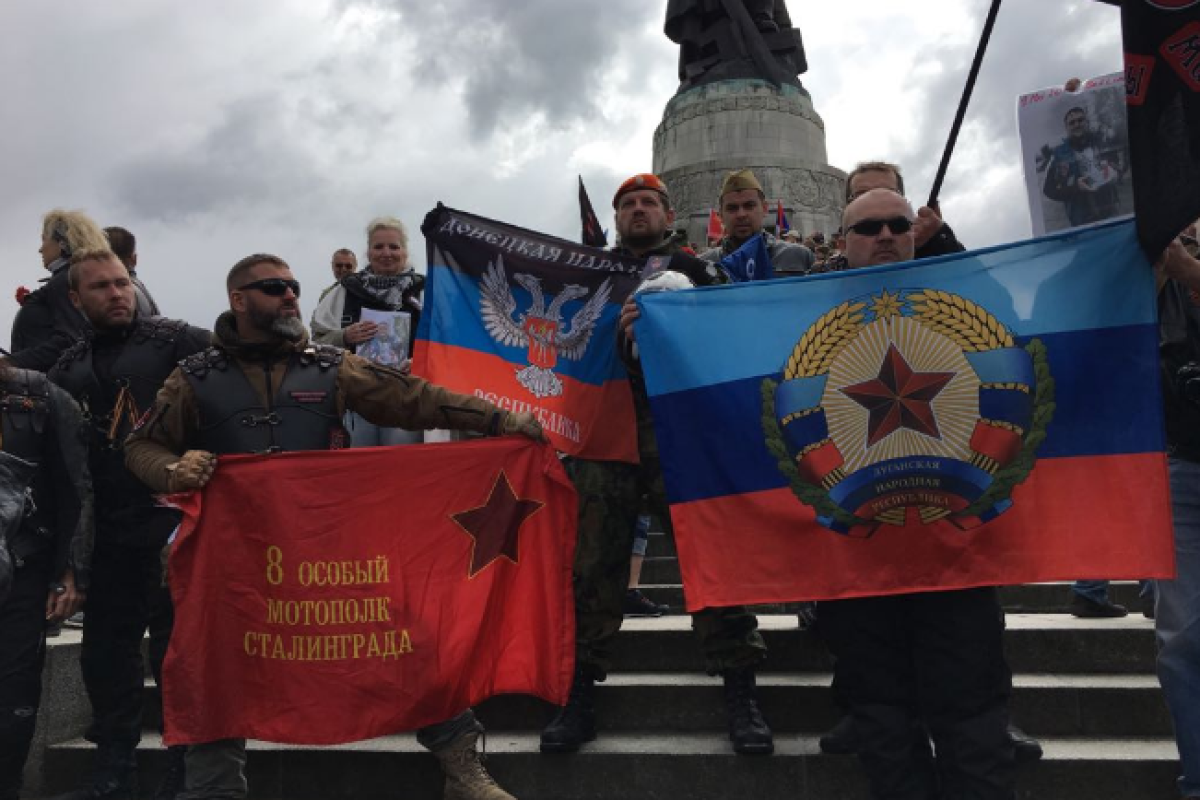 "Ночные волки" привезли "флаги" "ЛДНР" в Берлин