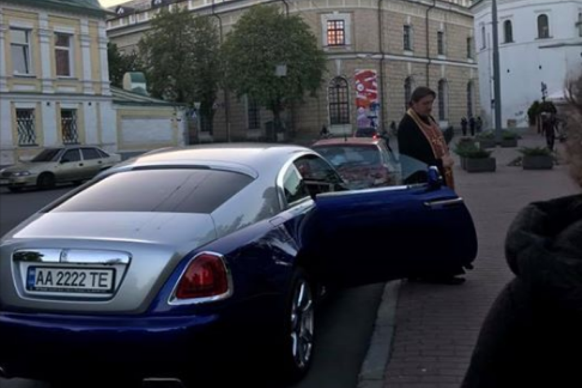 Соцсети негодуют: попы Московского патриархата катаются на "Роллс-Ройсе" с "красивыми" номерами Соцсети негодуют: попы Московского патриархата катаются на "Роллс-Ройсе" с "красивыми" номерами