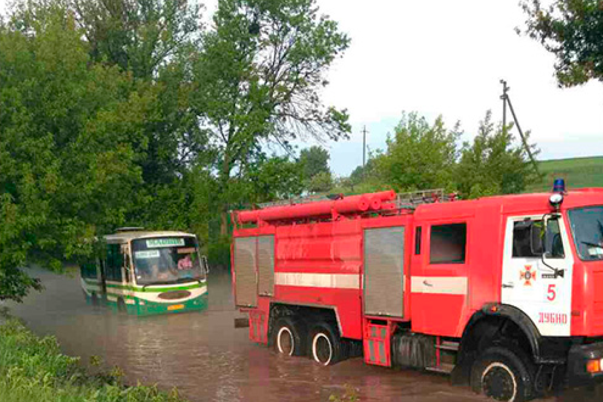 В Ровенской области салон автобуса затопило из-за сильного ливня - кадры
