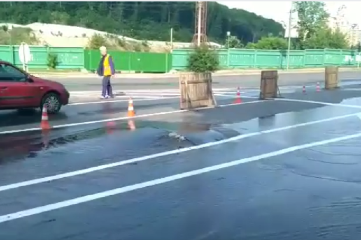 В Киеве дороги превратились в реки из-за порыва трубопровода - видео В Киеве дороги превратились в реки из-за порыва трубопровода - видео