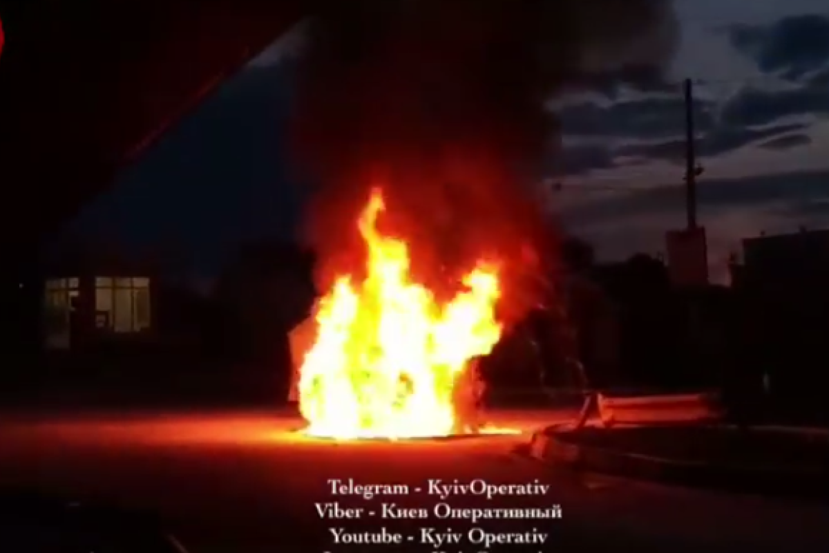 Под Киевом возле автозаправки пытает автомобиль: опубликовано видео Под Киевом возле автозаправки пытает автомобиль: опубликовано видео