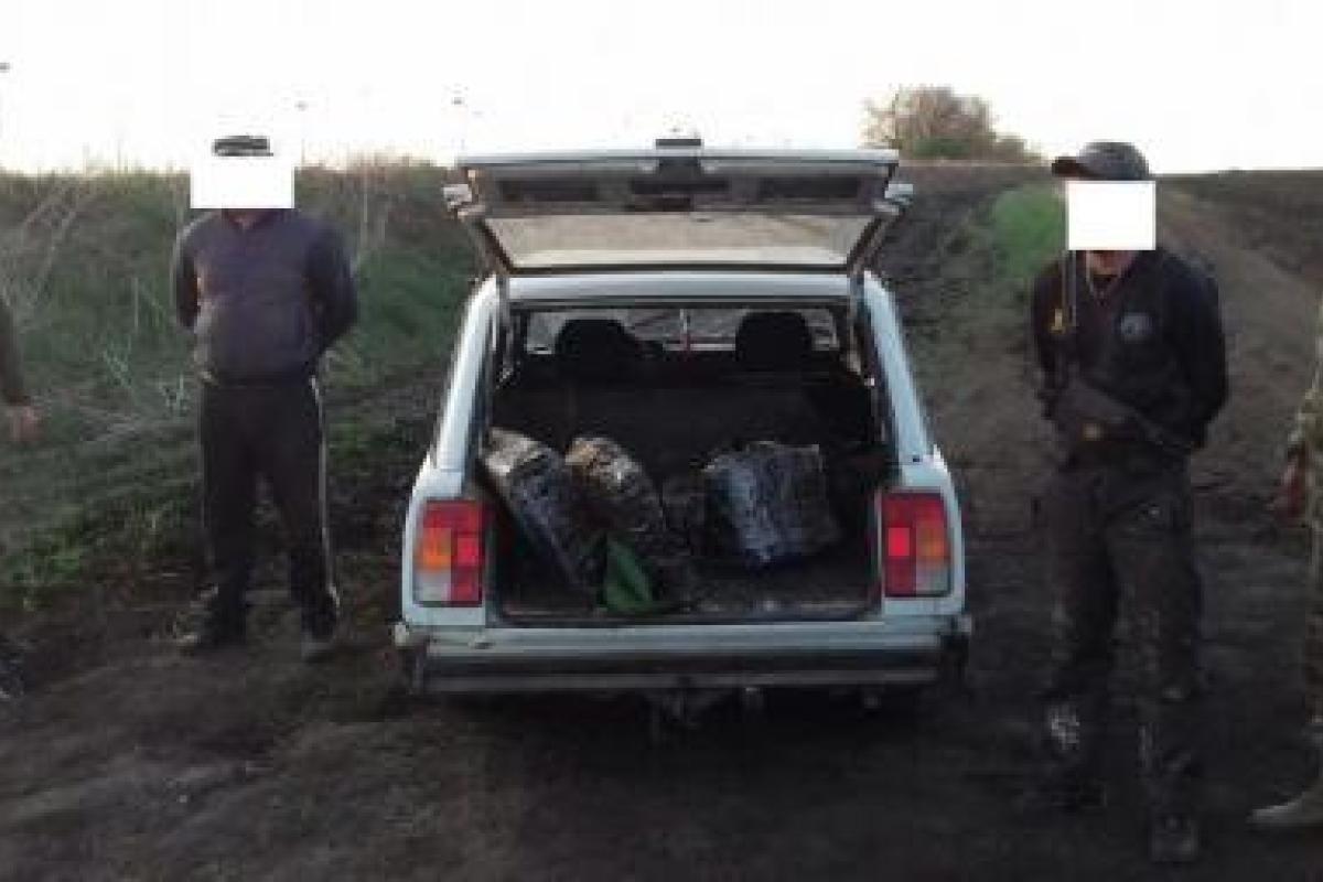 Пограничники задержали в Харьковской области украинцев, которые везли в Россию 9 мешков сала