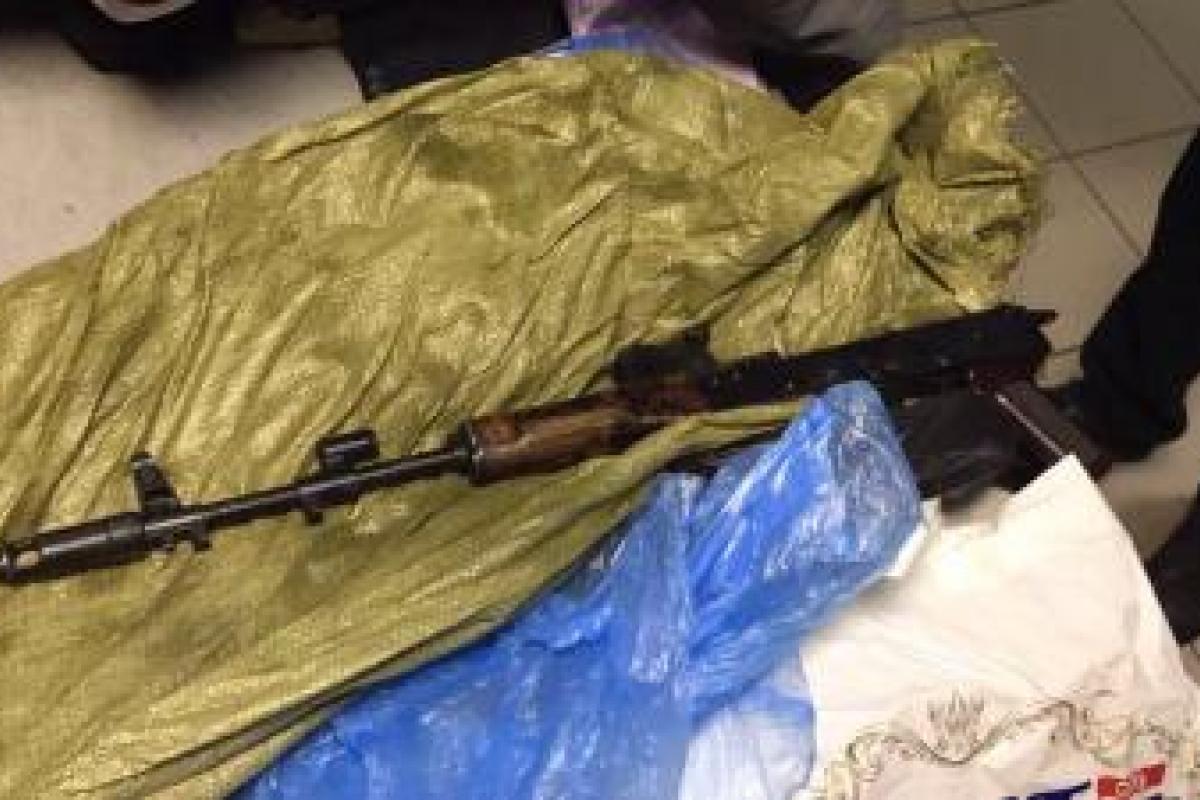 Мужчина пытался провезти через украинско-российскую границу автомат Калашникова Мужчина пытался провезти через украинско-российскую границу автомат Калашникова