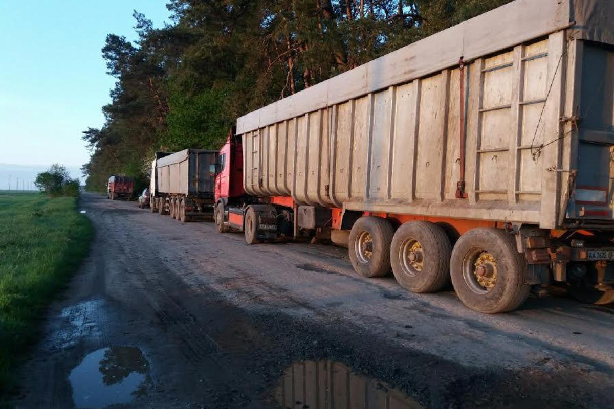 Путешествия "львовского мусора": грузовики с отходами замечены в волынском лесничестве