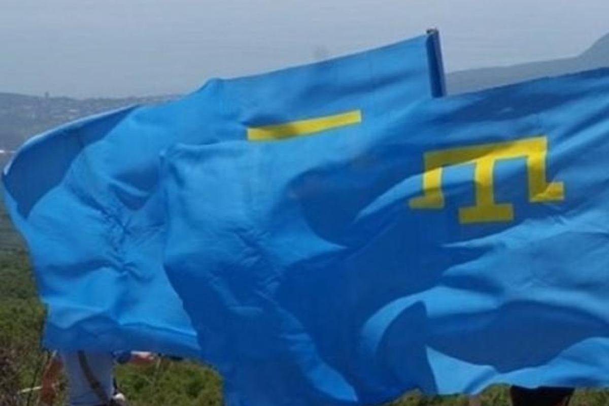 На оккупированном полуострове крымские татары вывешивают траурные и национальные флаги На оккупированном полуострове крымские татары вывешивают траурные и национальные флаги