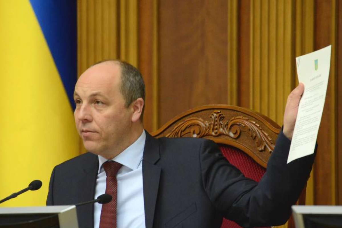 Парубий подписал законы о языковых квотах и запрете георгиевских лент Парубий подписал законы о языковых квотах и запрете георгиевских лент