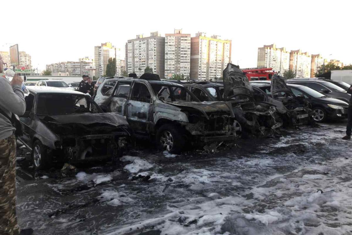 В Киеве спасатели ликвидировали серьезный пожар на автостоянке - кадры В Киеве спасатели ликвидировали серьезный пожар на автостоянке - кадры