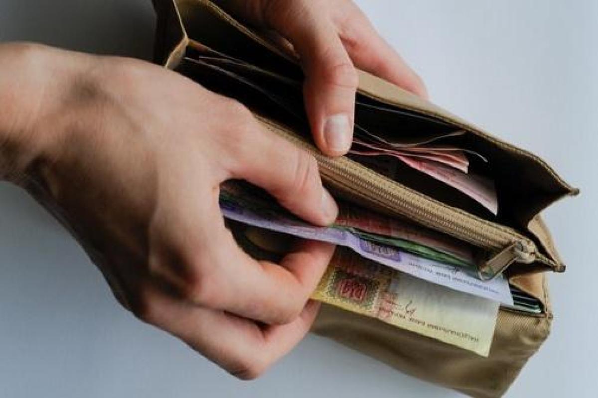 Гройсман обещает повысить среднюю зарплату до 10 тысяч гривен Гройсман обещает повысить среднюю зарплату до 10 тысяч гривен