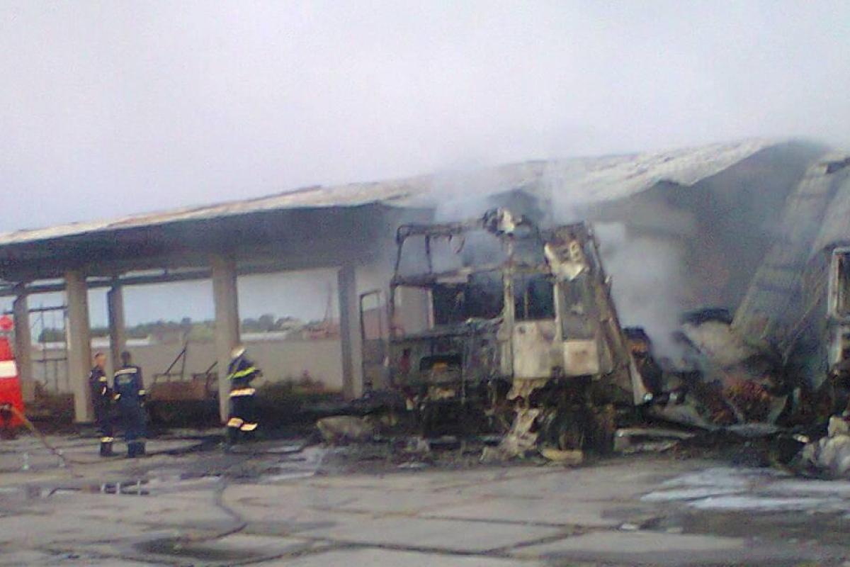 В результате пожара в Херсонской области сгорело три грузовика