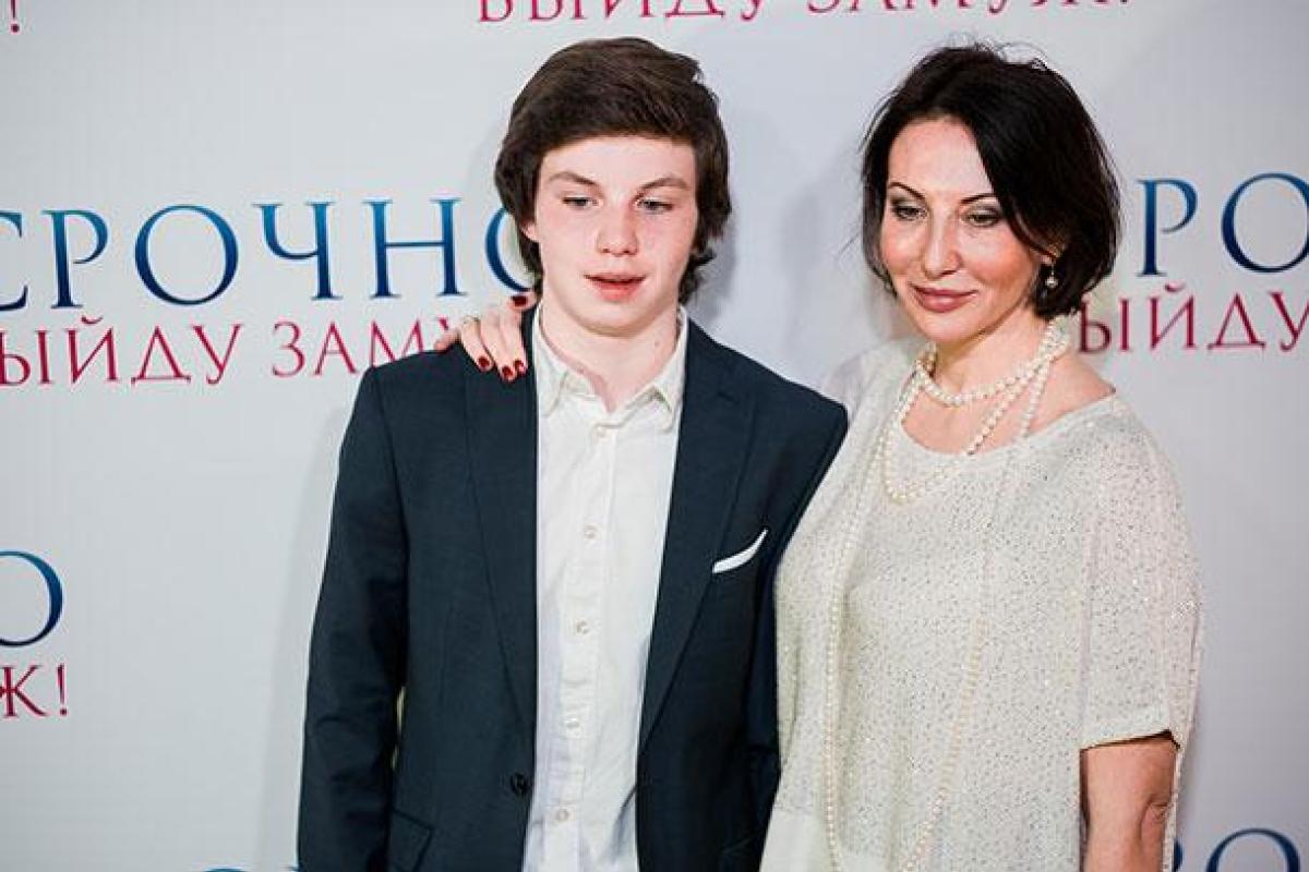 Алика Смехова с гордостью показала своего сына-выпускника Алика Смехова с гордостью показала своего сына-выпускника