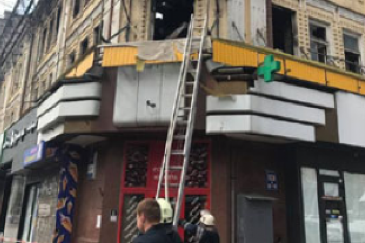 В Киеве на Крещатике снова вспыхнул бывший гастроном В Киеве на Крещатике снова вспыхнул бывший гастроном